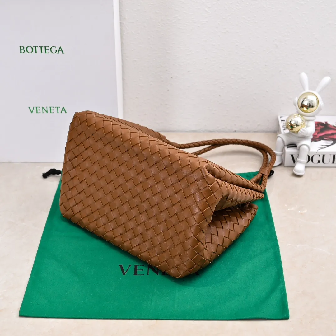 Batch 2660 24 early autumn new model Andiamo Parachute is made of a whole piece of woven leather and is processed with folding stitching at the four corners # Craftsmanship and creativity. Large size is atmospheric and practical. One of the must-selects for BV. Large space, can hold a computer, thick shoulder strap, very comfortable on the shoulder. Large parachute upper body real photo can be carried on the back. The upper body is versatile and cute☺️ Style number: 6571 Size: 30*26*20cm